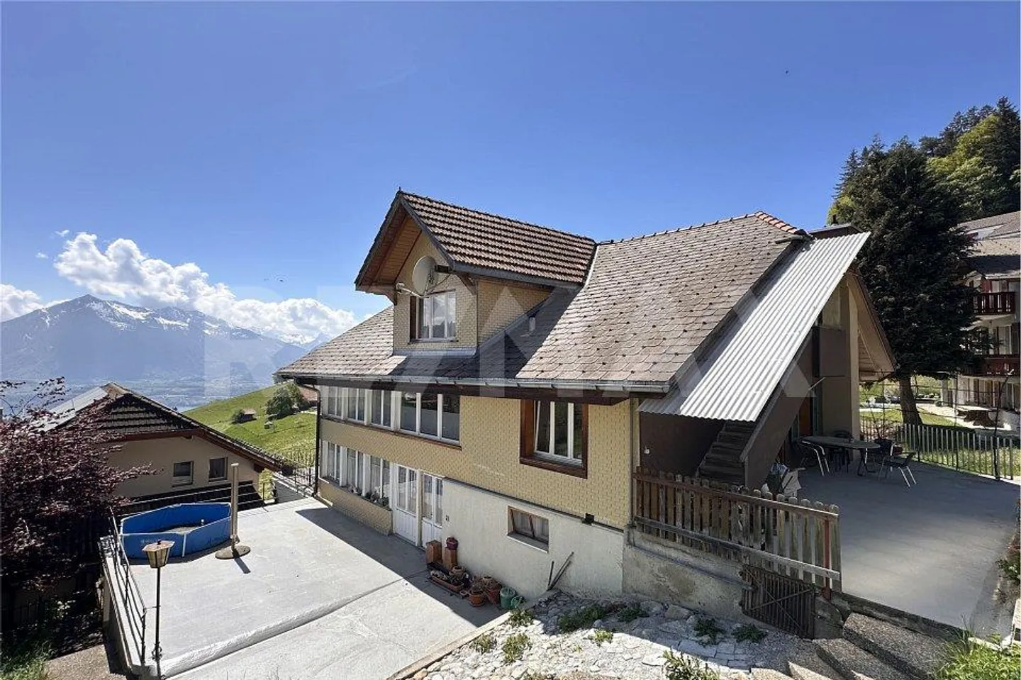 4-family house in a quiet, sunny location with a wide view - investment property - Photo 3 of 13
