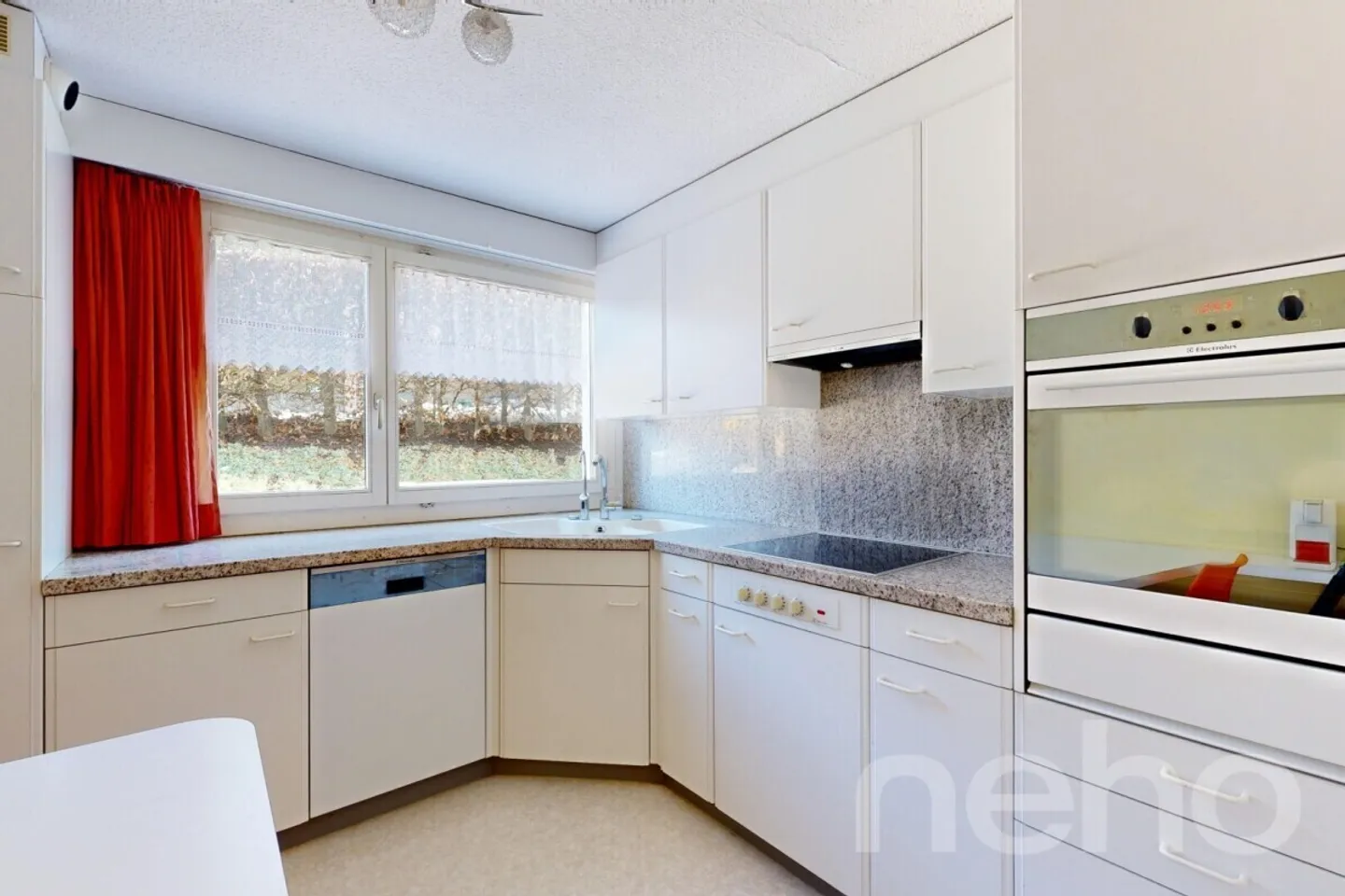 Multi-family house with versatile potential for use - Photo 4 of 13