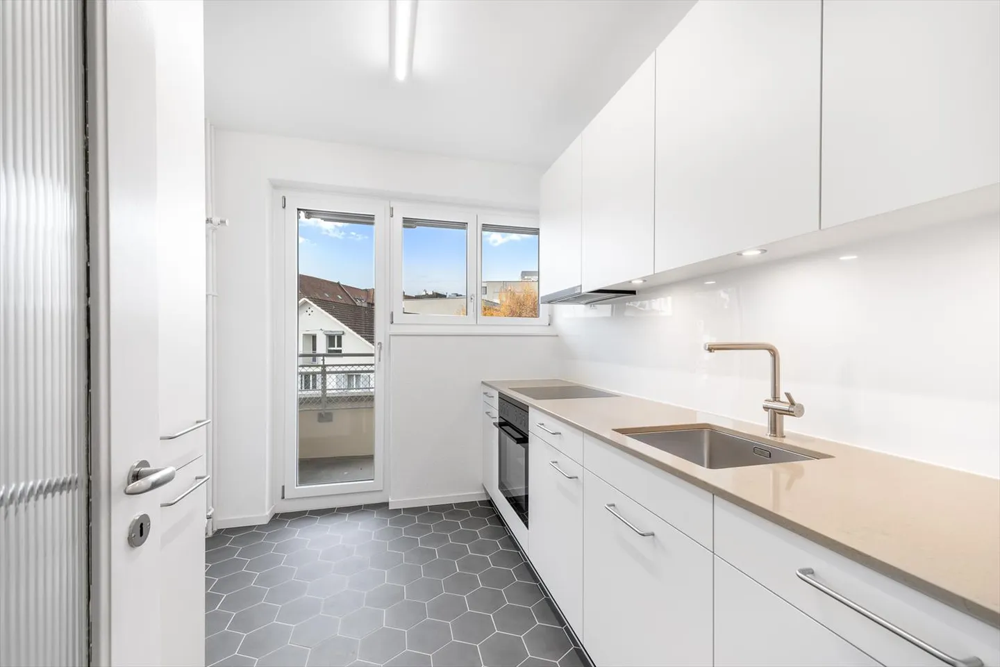 Freshly renovated - Central - Modern - Your new home? - Photo 9 of 13