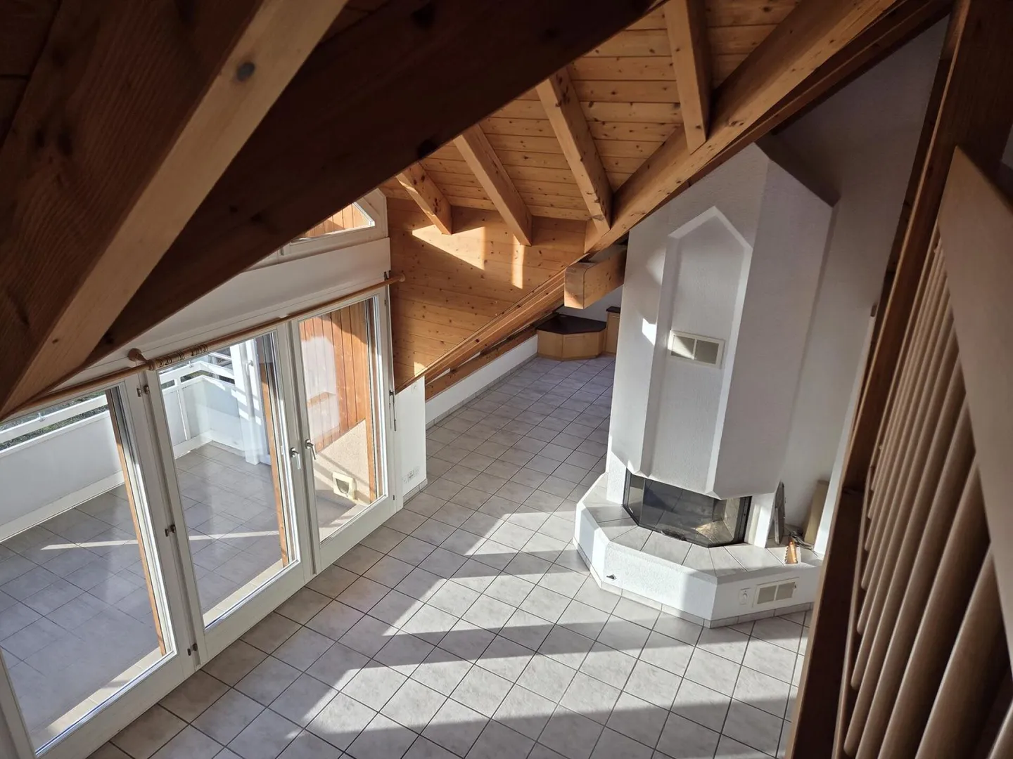 Ampio appartamento mansardato luminoso in una posizione privilegiata con vista panoramica - Foto 9 di 15