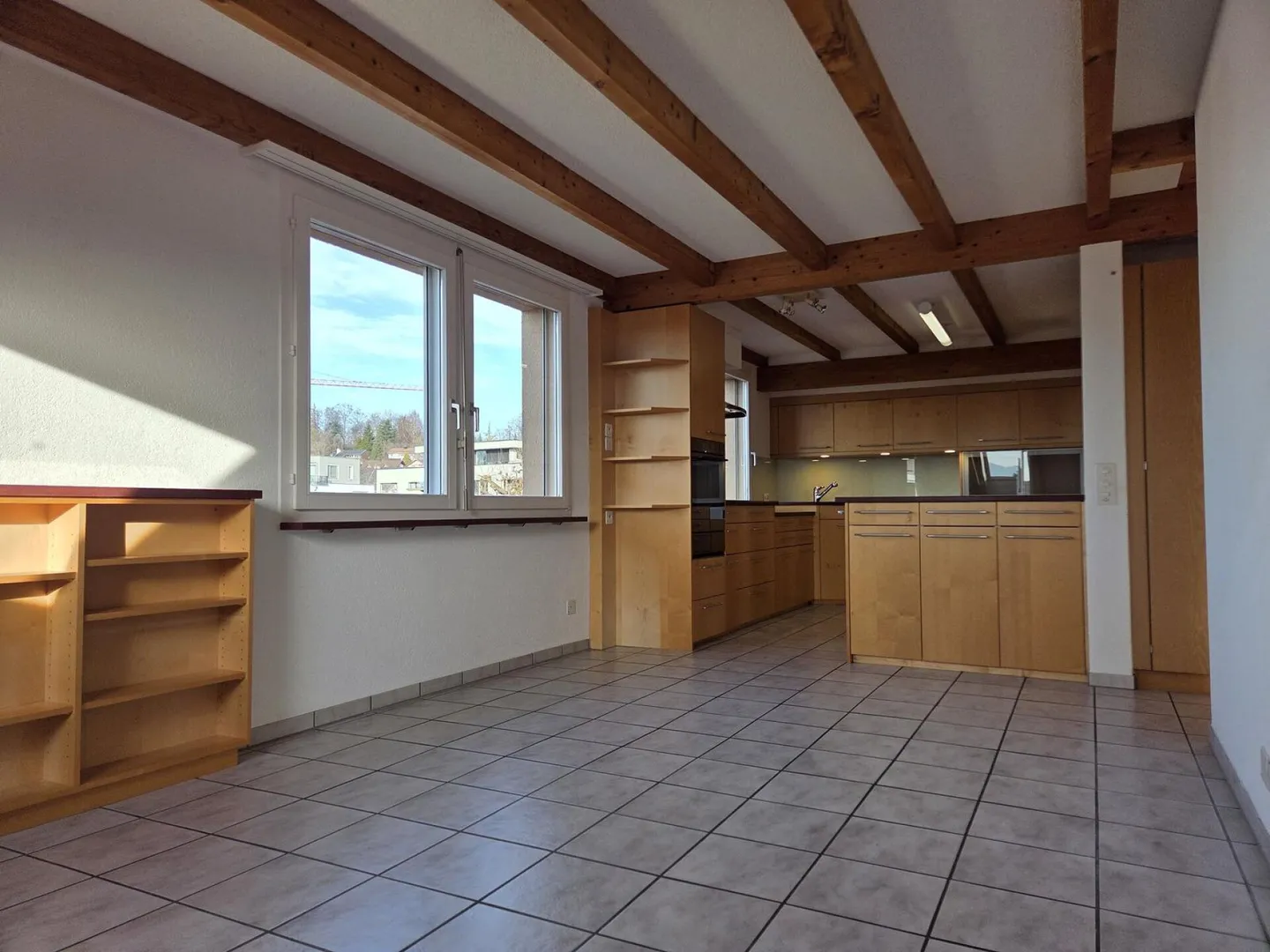 Ampio appartamento mansardato luminoso in una posizione privilegiata con vista panoramica - Foto 5 di 15