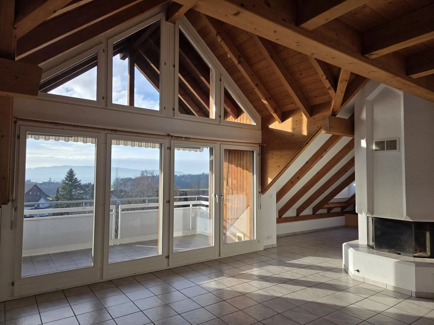 Ampio appartamento mansardato luminoso in una posizione privilegiata con vista panoramica - Foto 8 di 15