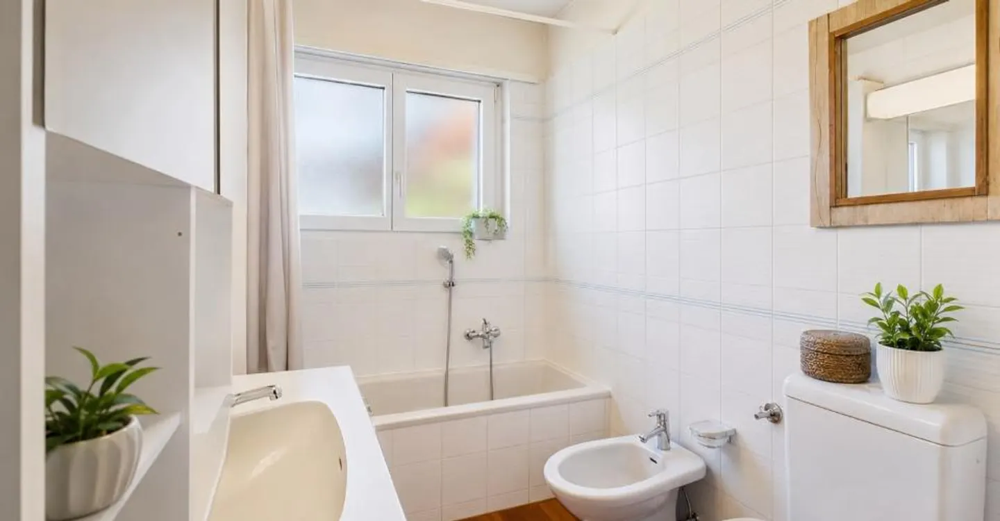 Elegant bilingual villa with large private park - Photo 1 of 12