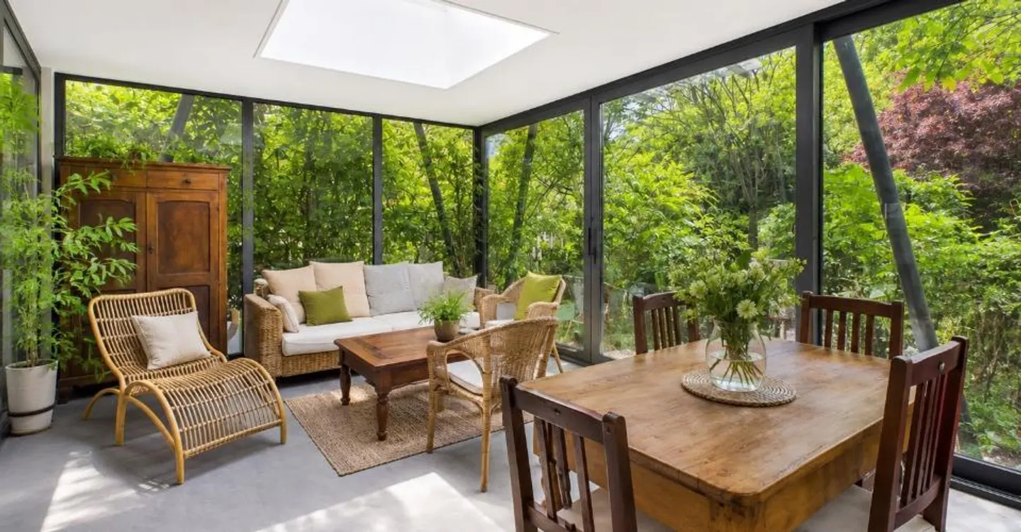 Elegant bilingual villa with large private park - Photo 4 of 12