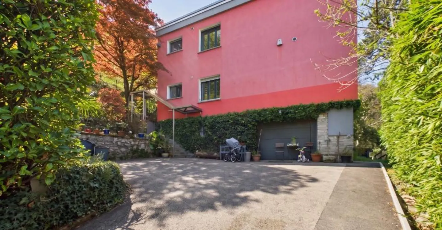 Elegant bilingual villa with large private park - Photo 8 of 12