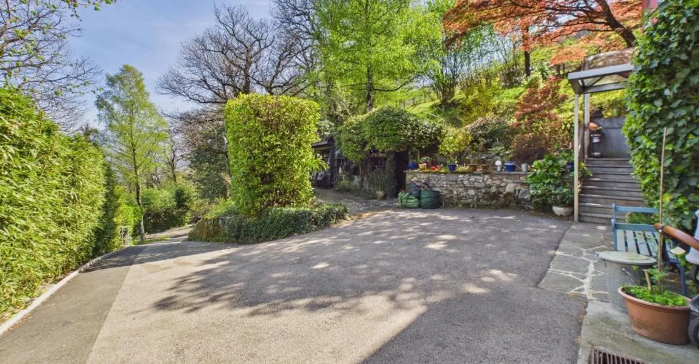 Elegant bilingual villa with large private park - Photo 3 of 12