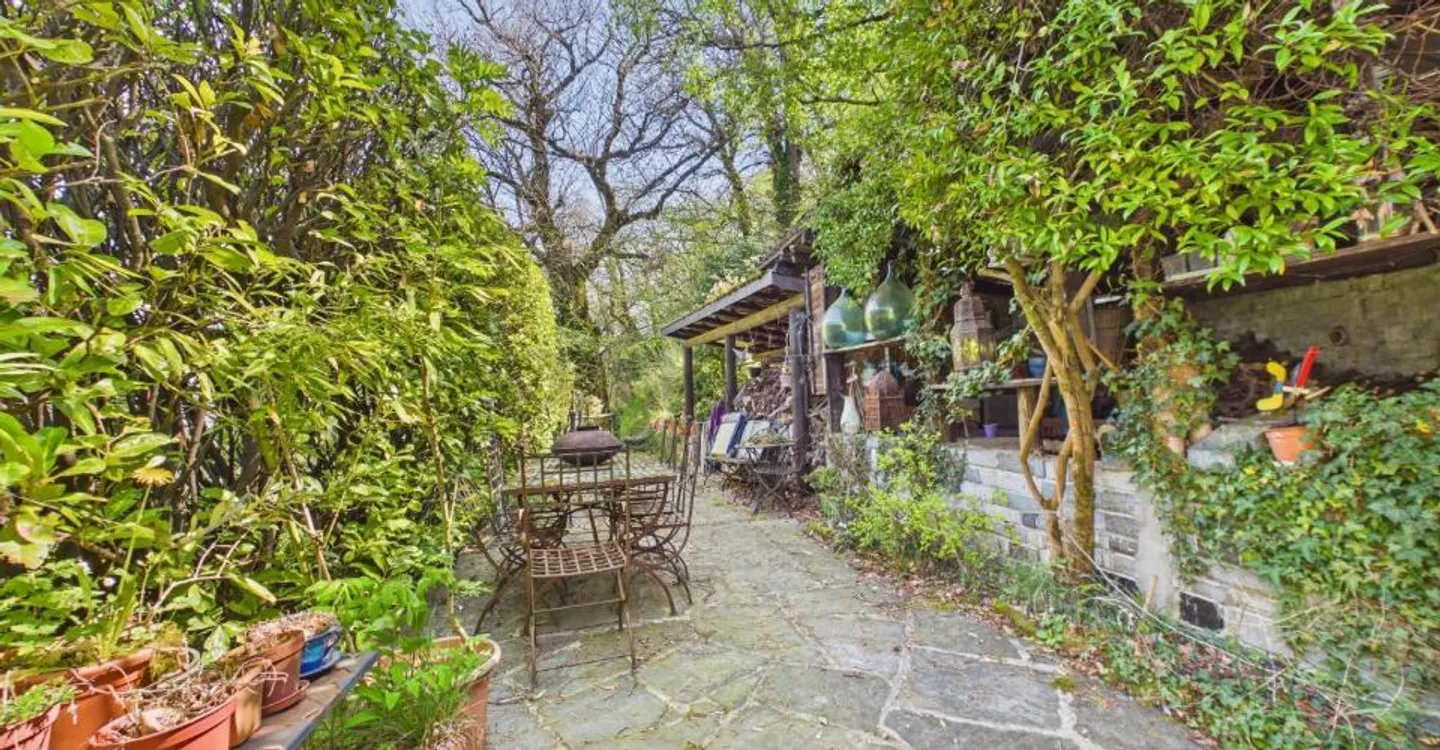 Elegant bilingual villa with large private park - Photo 9 of 12