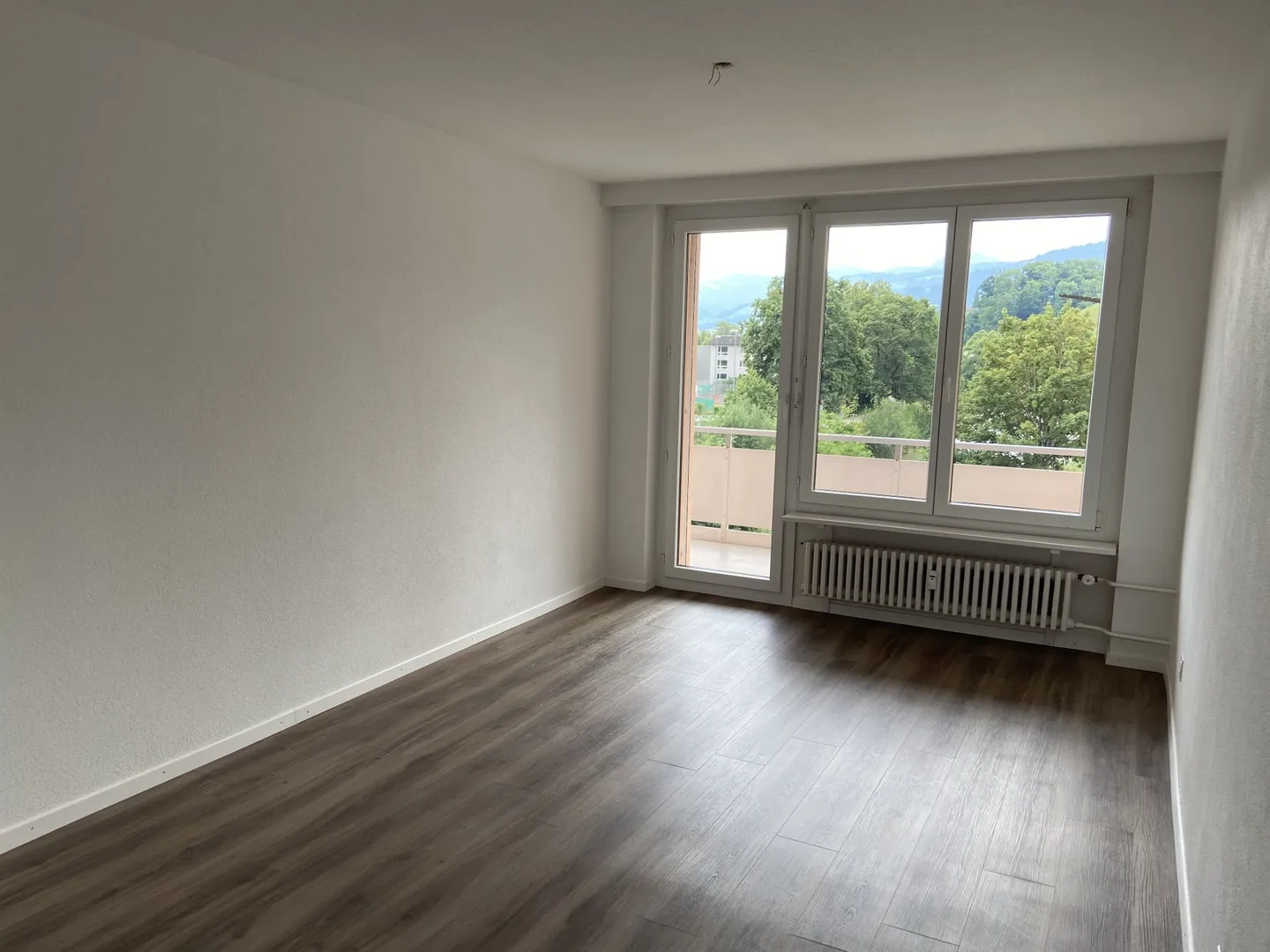 Sonne und Weitsicht geniessen! Schöne und grosszügige 3.5-Zi-Whg. in oberster Etage mit grossem Balkon und Lift! Sicht zur Thur und den Churfirsten! - Foto 4 von 6