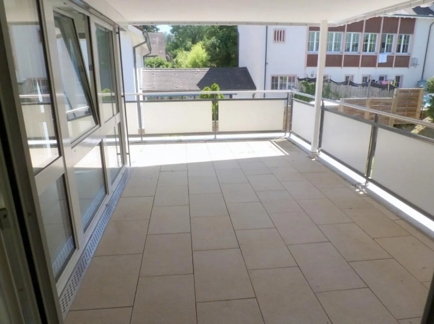 Grande appartement de 3,5 pièces avec terrasse, ascenseur + tour de lavage privé dans un ancien bâtiment historique - Photo 3 sur 10