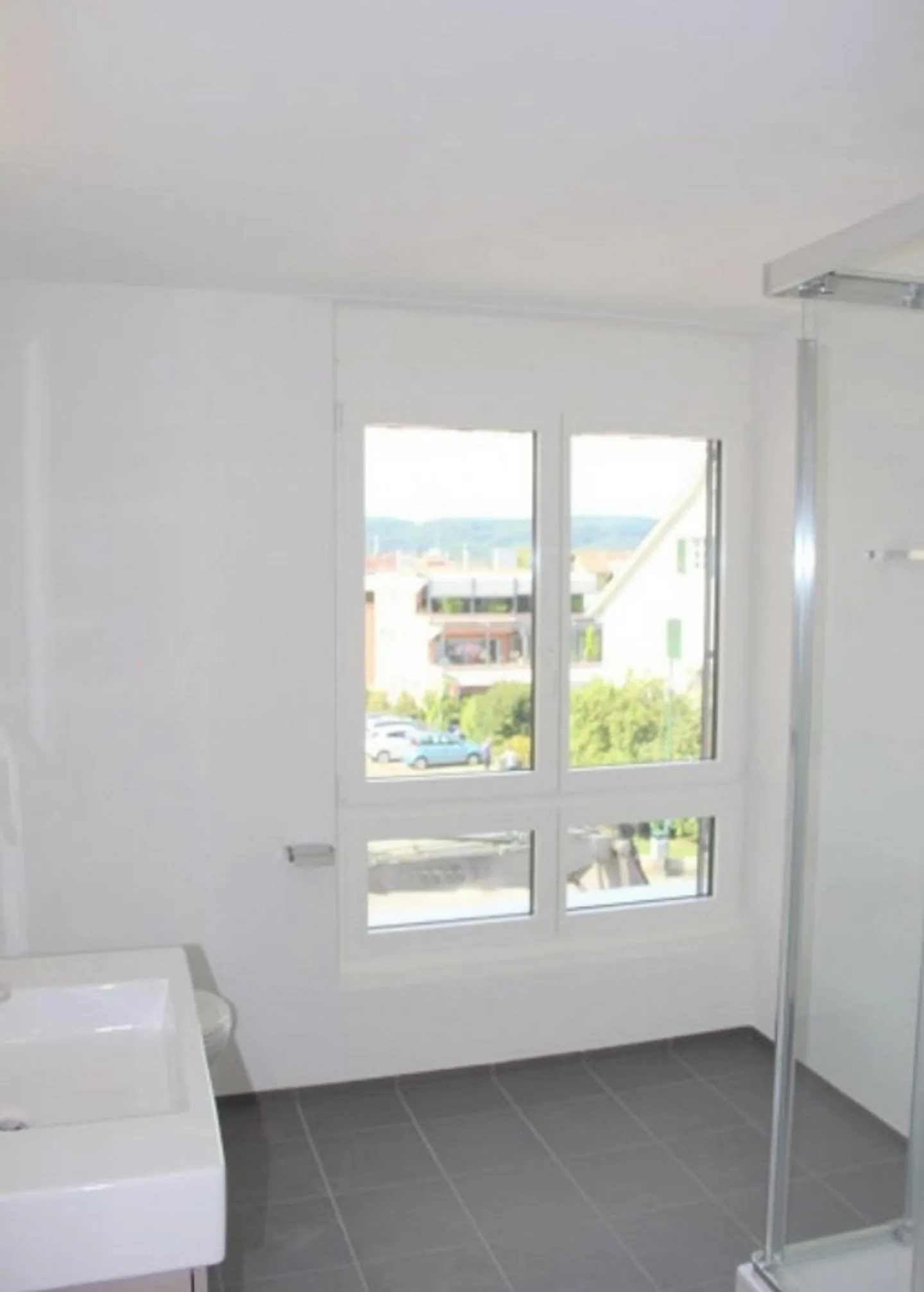 Grande appartement de 3,5 pièces avec terrasse, ascenseur + tour de lavage privé dans un ancien bâtiment historique - Photo 4 sur 10