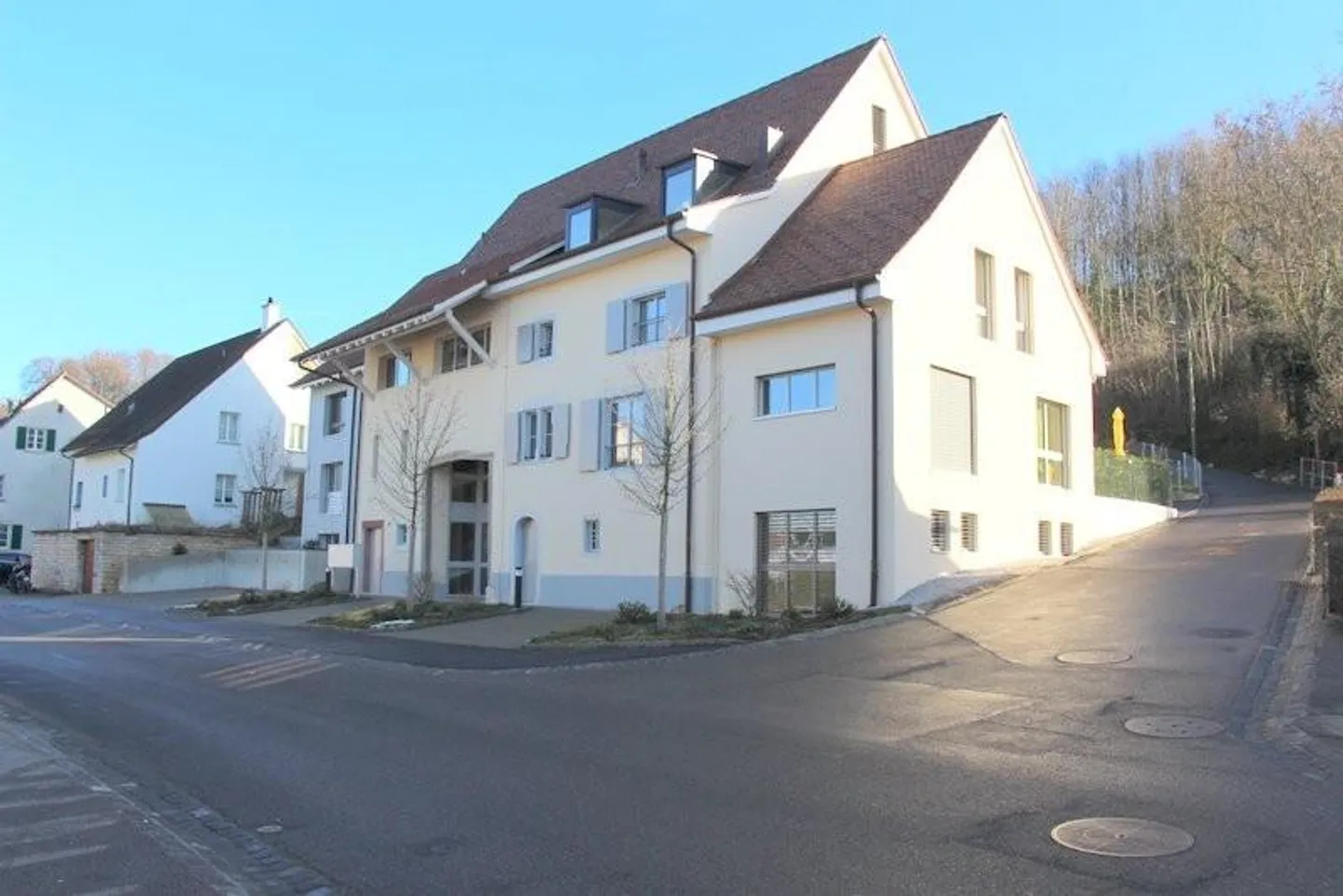 Grande appartement de 3,5 pièces avec terrasse, ascenseur + tour de lavage privé dans un ancien bâtiment historique - Photo 1 sur 10