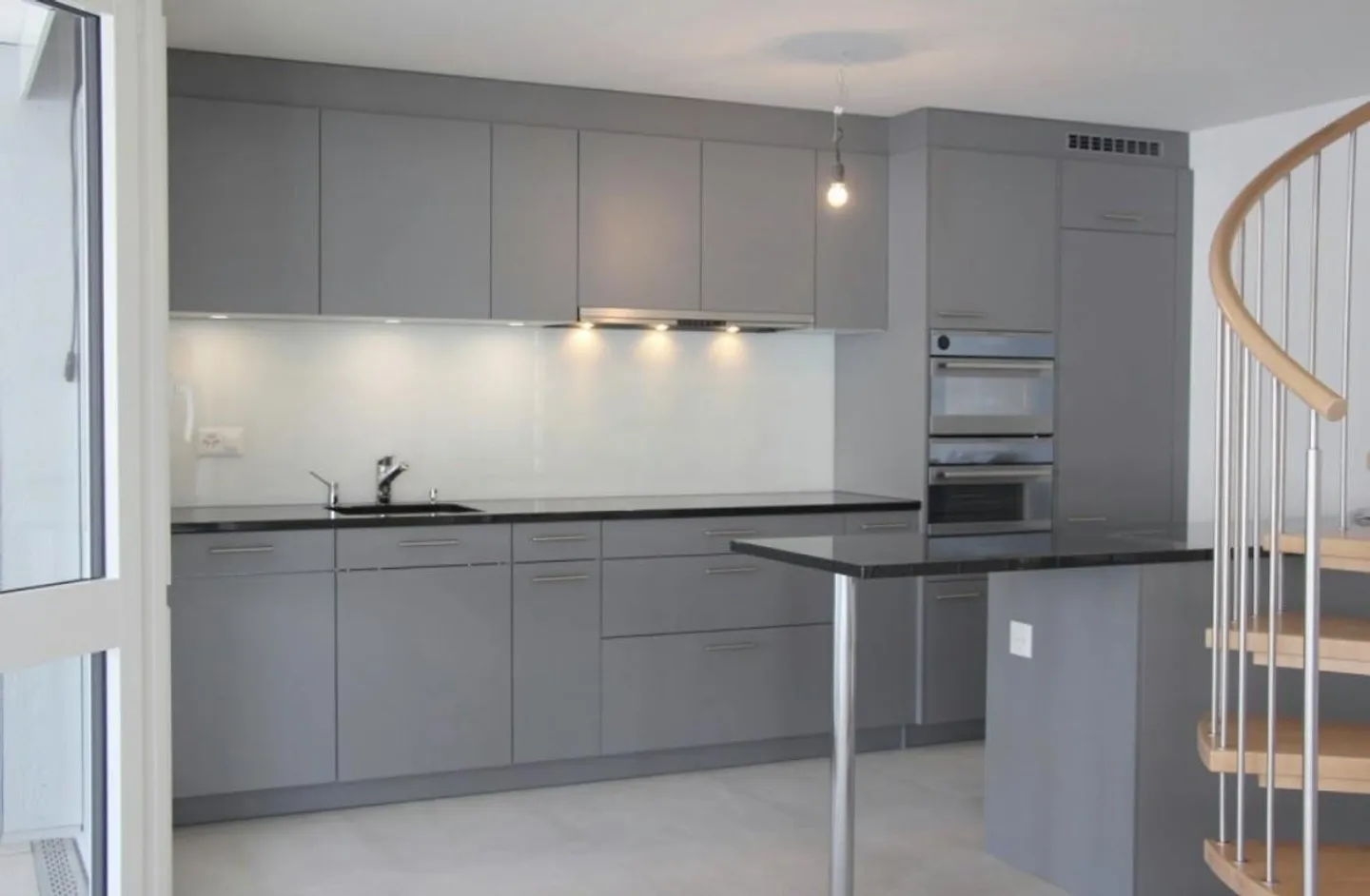 Grande appartement de 3,5 pièces avec terrasse, ascenseur + tour de lavage privé dans un ancien bâtiment historique - Photo 5 sur 10