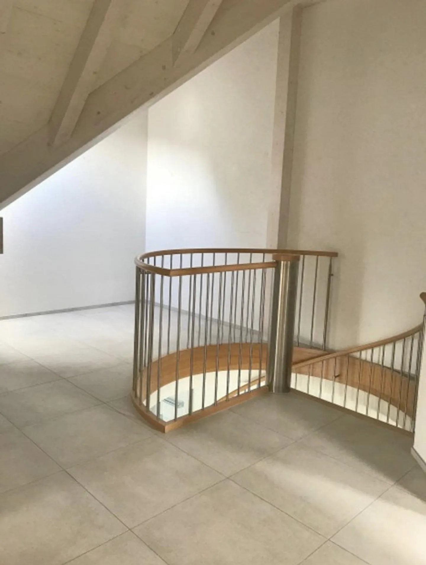 Grande appartement de 3,5 pièces avec terrasse, ascenseur + tour de lavage privé dans un ancien bâtiment historique - Photo 6 sur 10