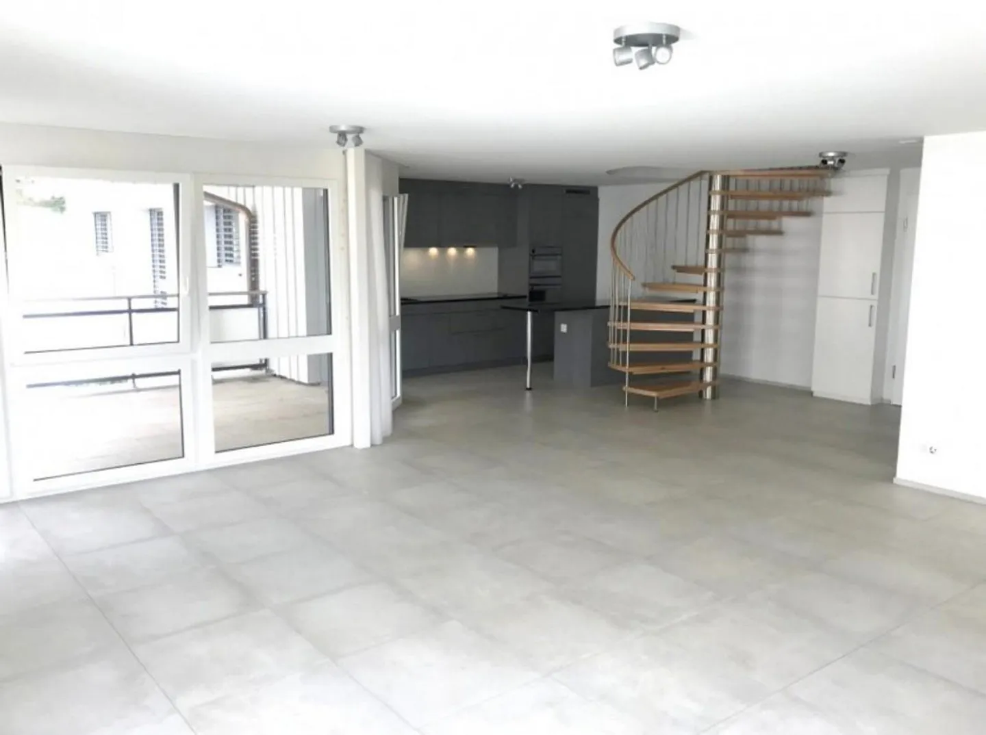Grande appartement de 3,5 pièces avec terrasse, ascenseur + tour de lavage privé dans un ancien bâtiment historique - Photo 7 sur 10