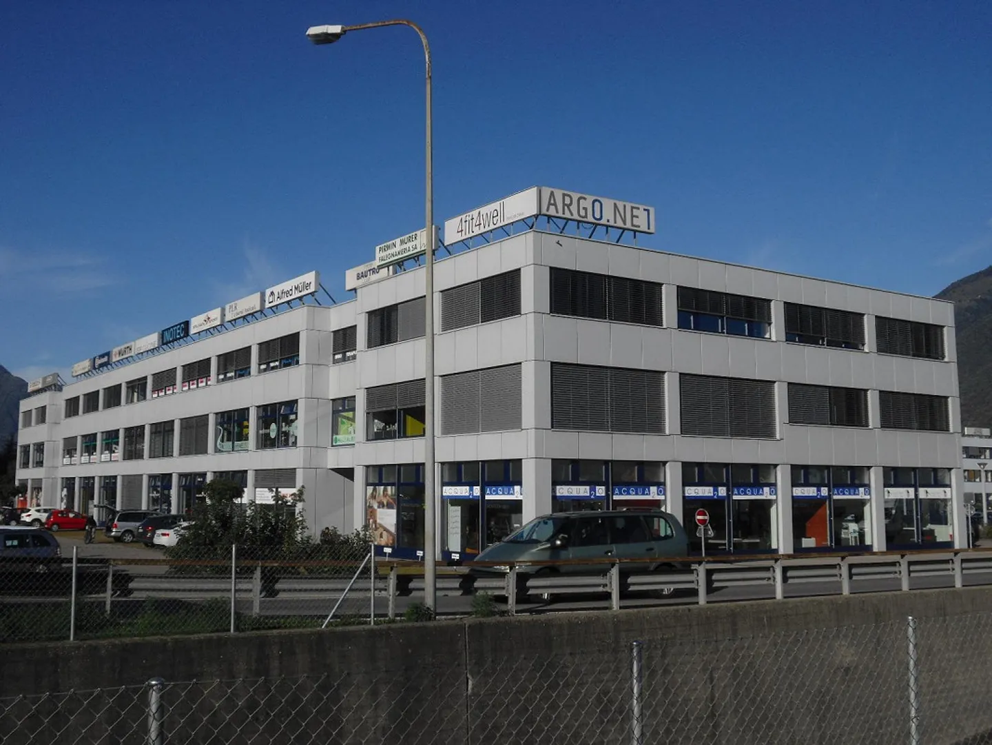 Spazio commerciale spazioso e attraente - Centro Monda B Camorino - Foto 1 di 2