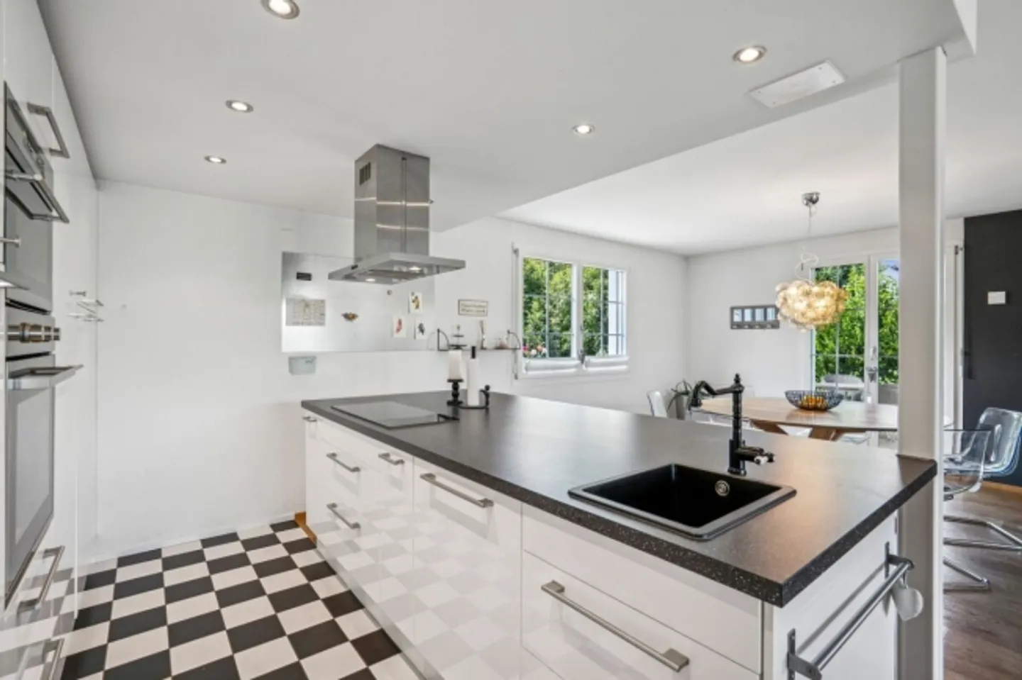 «EINFAMILIENHAUS AN ZENTRALER LAGE IN BUONAS» - Foto 3 von 7