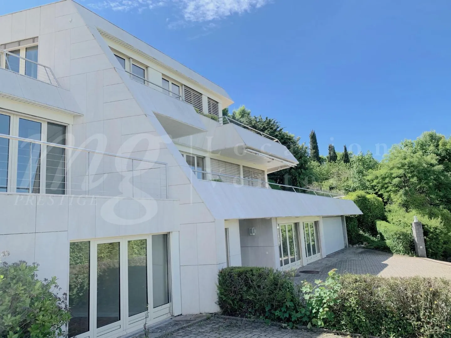 180° PANORAMIC VIEW OF THE LAKE - MODERN HOUSE OF 400 m2 - SWIMMING POOL - ELEVATOR - Photo 1 of 8