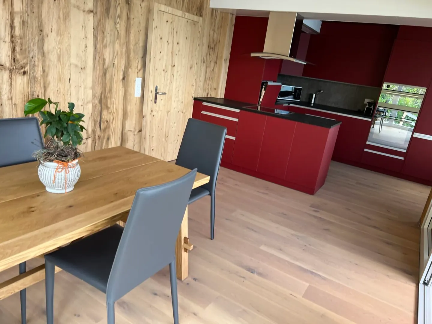 Modern Apartment with Lake View - Photo 4 of 10