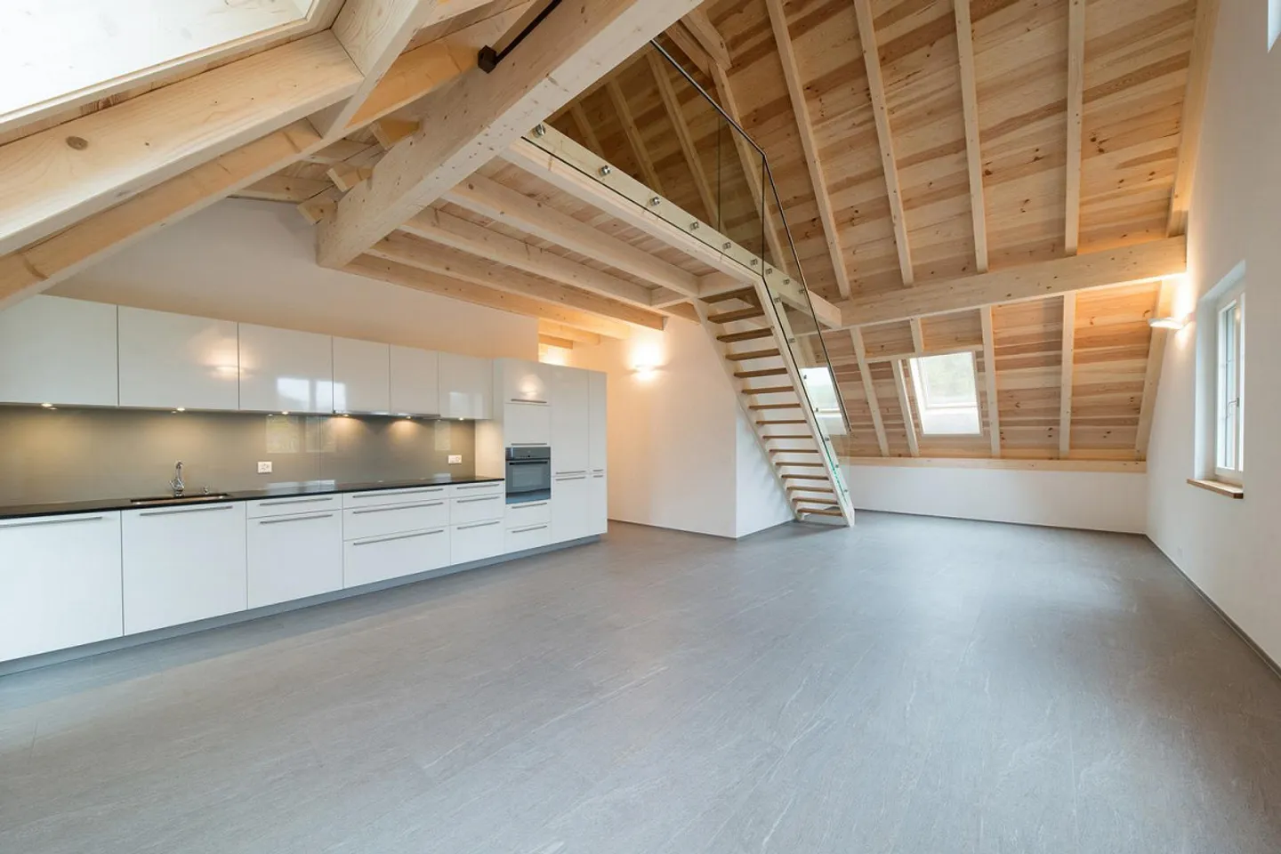 Unico appartamento duplex attico di 4 stanze in affitto - Foto 2 di 10