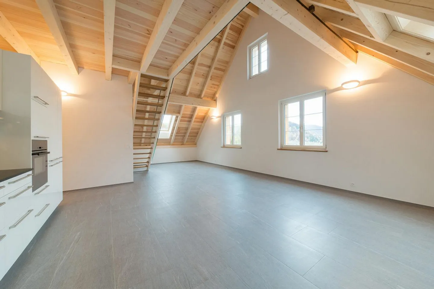 Unico appartamento duplex attico di 4 stanze in affitto - Foto 3 di 10