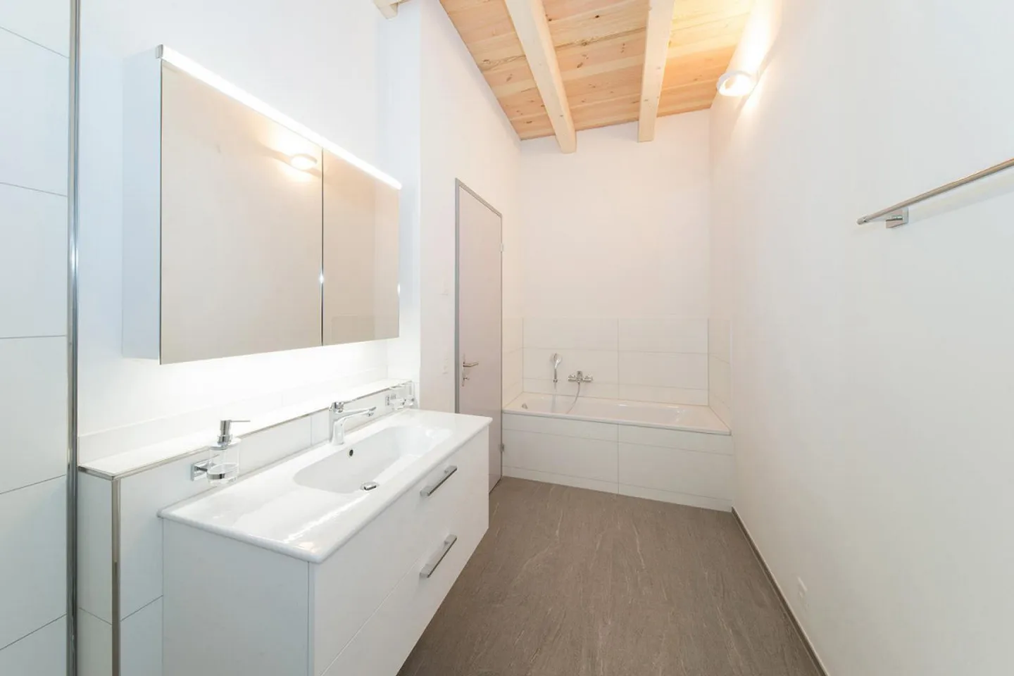 Unico appartamento duplex attico di 4 stanze in affitto - Foto 7 di 10
