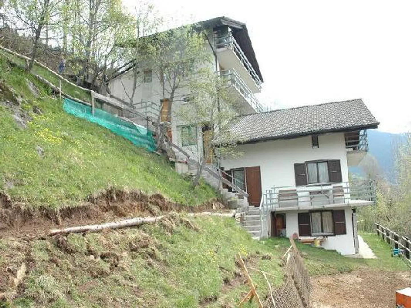 Maison de 4 familles avec 2 x 3 et 2 x 4 pièces - Photo 1 sur 5