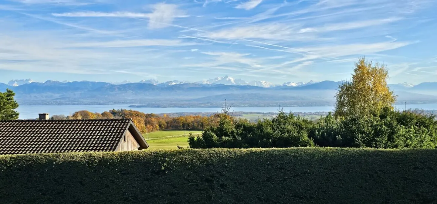 Villa with lake and mountain view - Photo 2 of 6