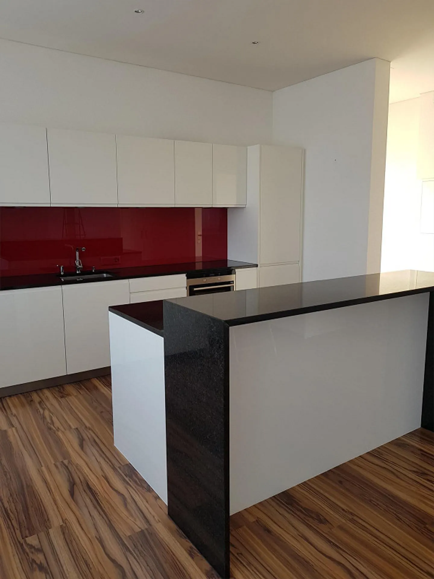 Grande appartement de 2,5 pièces avec terrasse - Photo 2 sur 12
