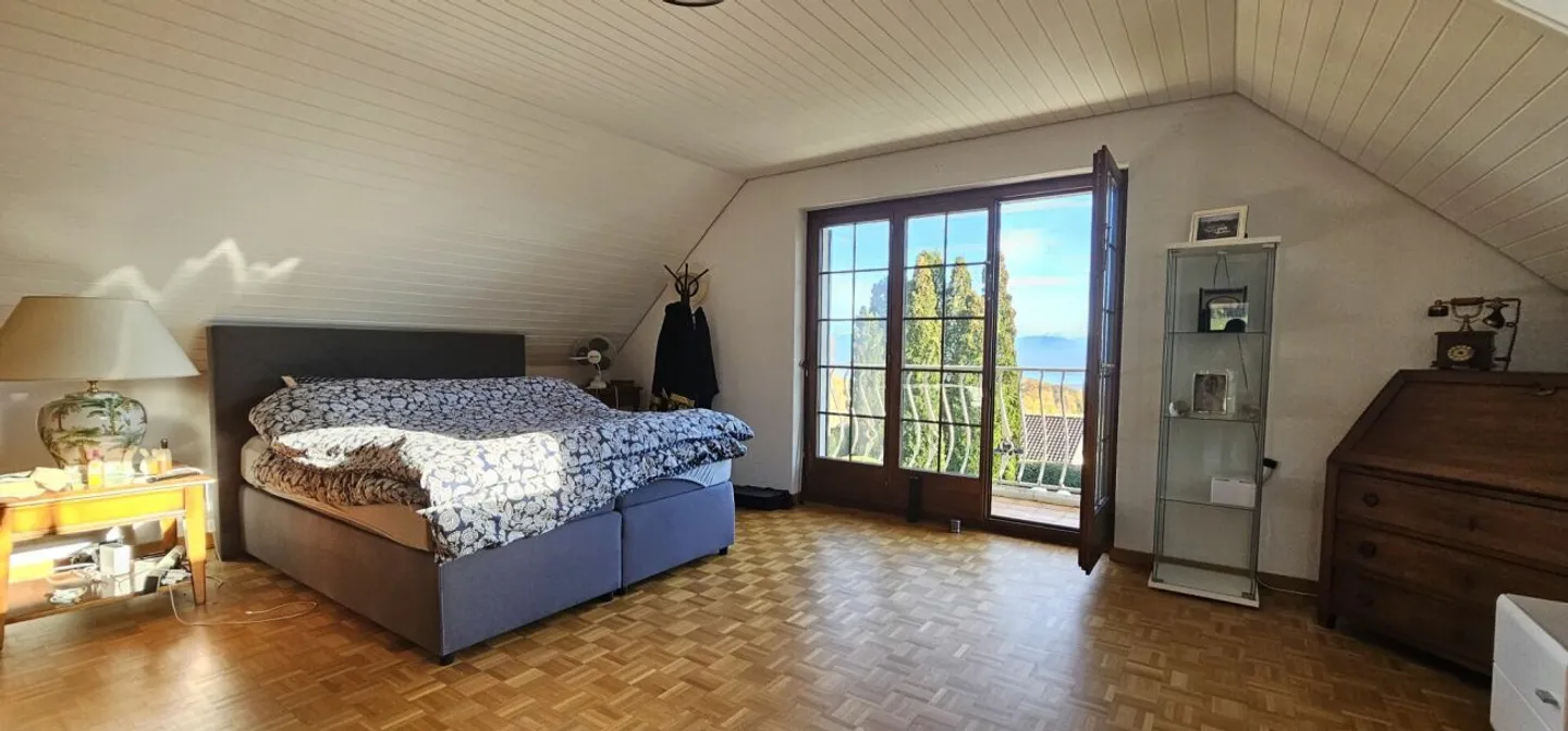 Villa with lake and mountain view - Photo 6 of 6