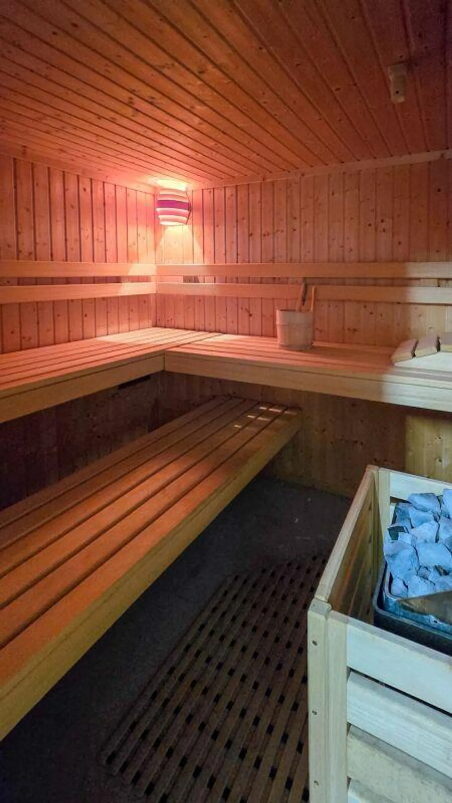 Spacious 5.5 Room Semi-Detached Family House with a View - Photo 11 of 13