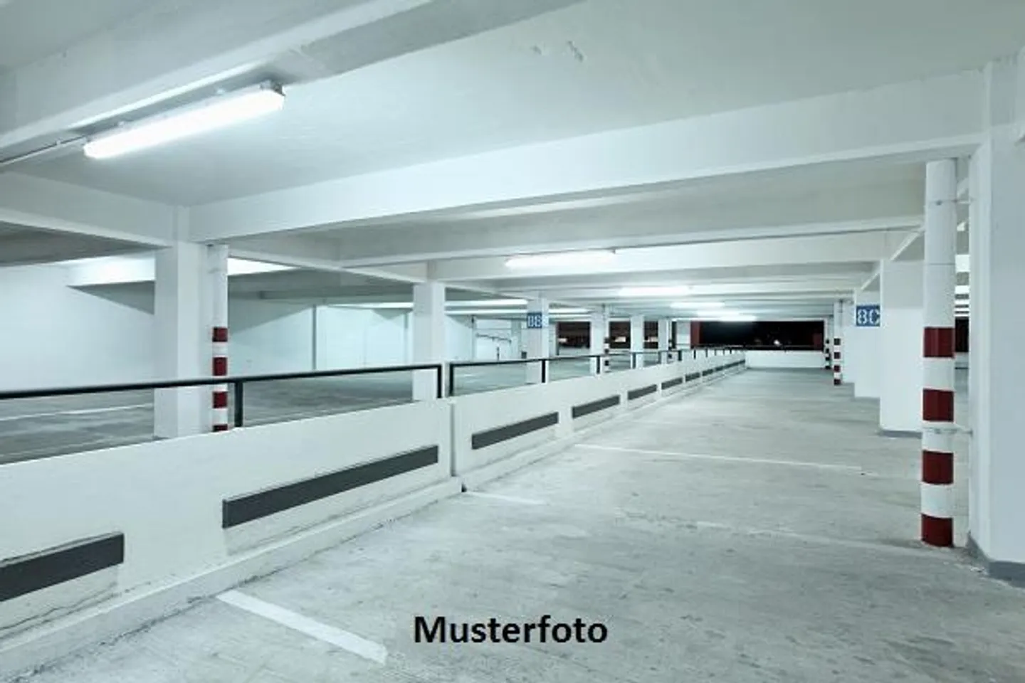 Edificio con giardino - Foto 1 di 13