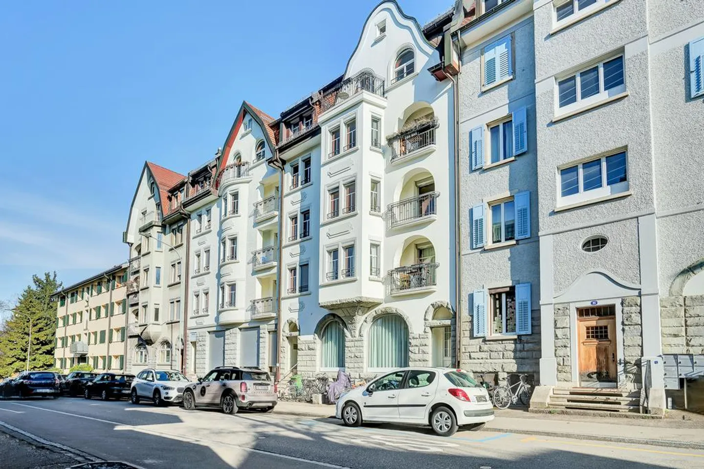 Exclusive Art Nouveau Apartment with Sunny Balcony! - Photo 2 of 9