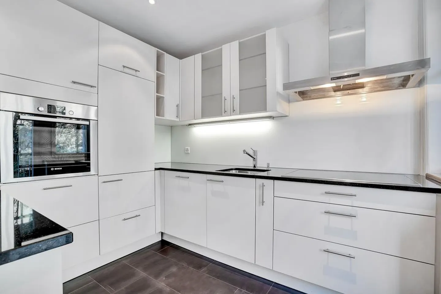 Exclusive Art Nouveau Apartment with Sunny Balcony! - Photo 3 of 9