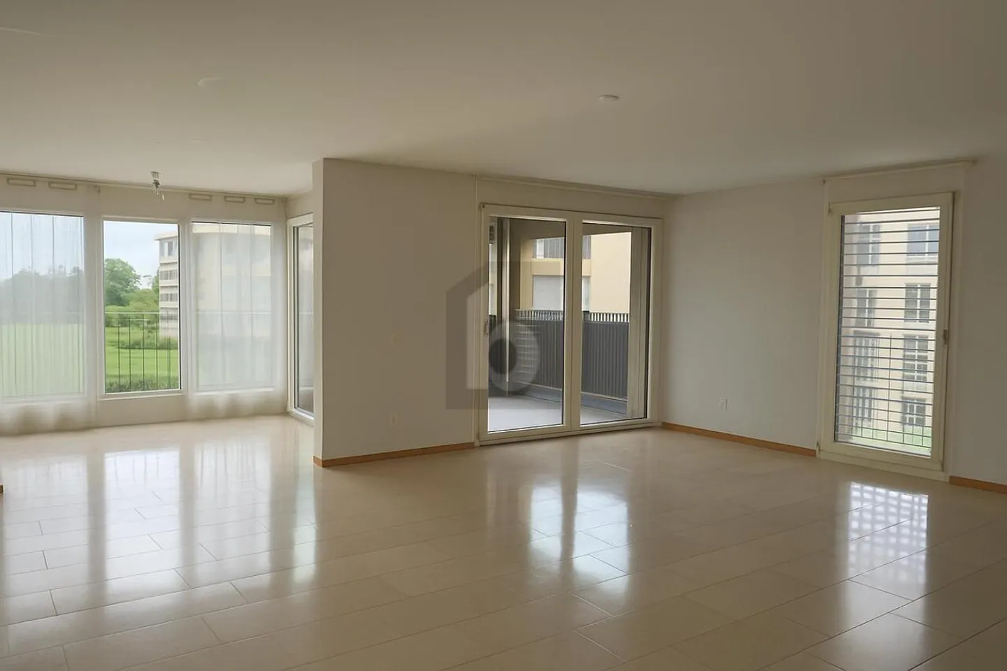 AUSGEZEICHNETER PREIS! MIT BALKON UND UNVERBAUBAREM BLICK - Foto 1 von 5