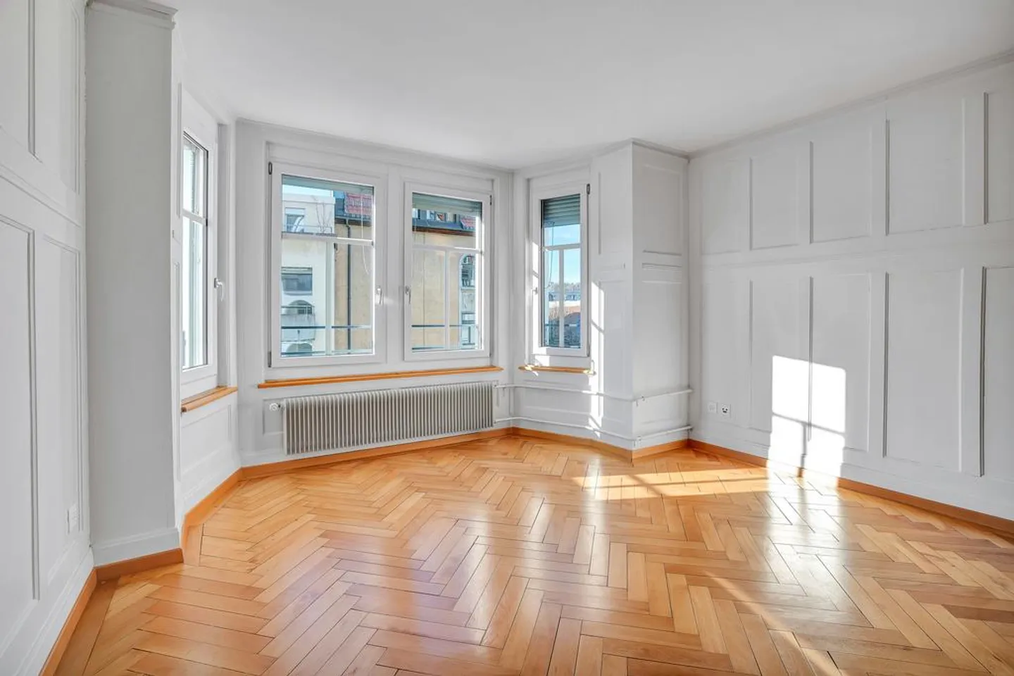 Exclusive Art Nouveau Apartment with Sunny Balcony! - Photo 8 of 9