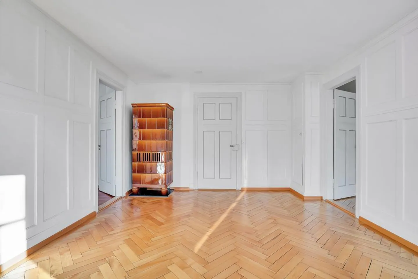 Exclusive Art Nouveau Apartment with Sunny Balcony! - Photo 7 of 9