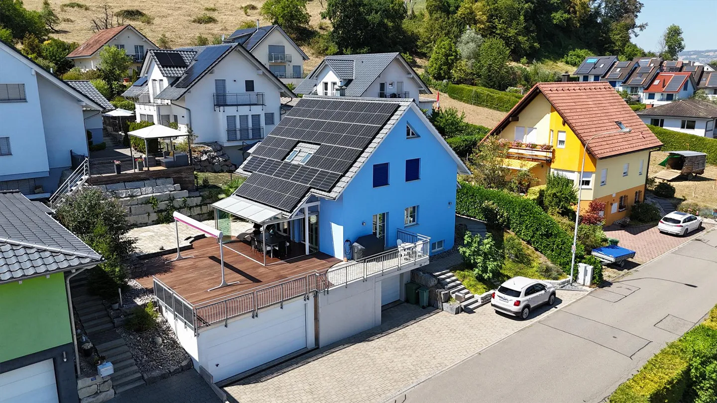 Véranda et terrasse avec beaucoup d'espace pour se détendre et profiter - Photo 1 sur 12