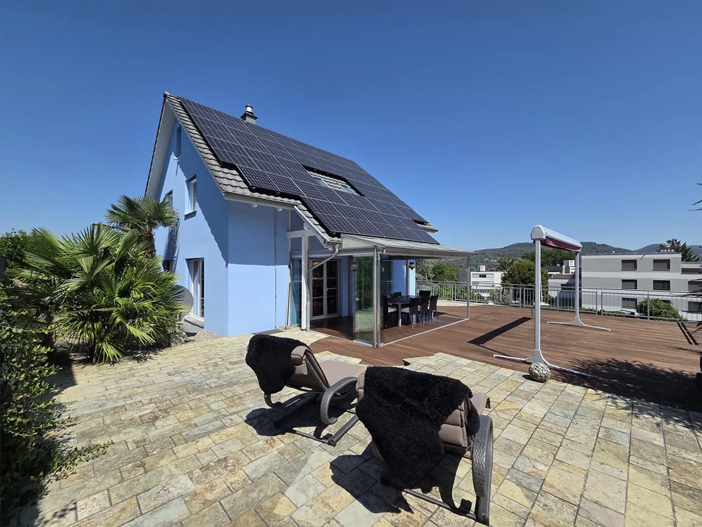 Véranda et terrasse avec beaucoup d'espace pour se détendre et profiter - Photo 2 sur 12