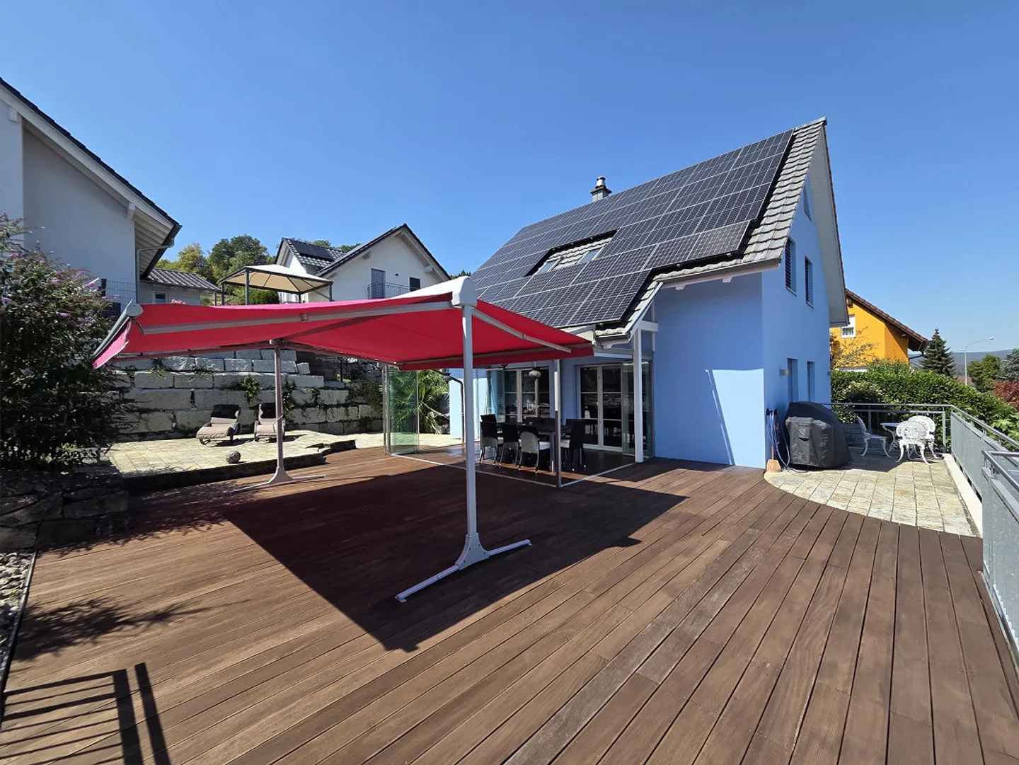 Véranda et terrasse avec beaucoup d'espace pour se détendre et profiter - Photo 3 sur 12