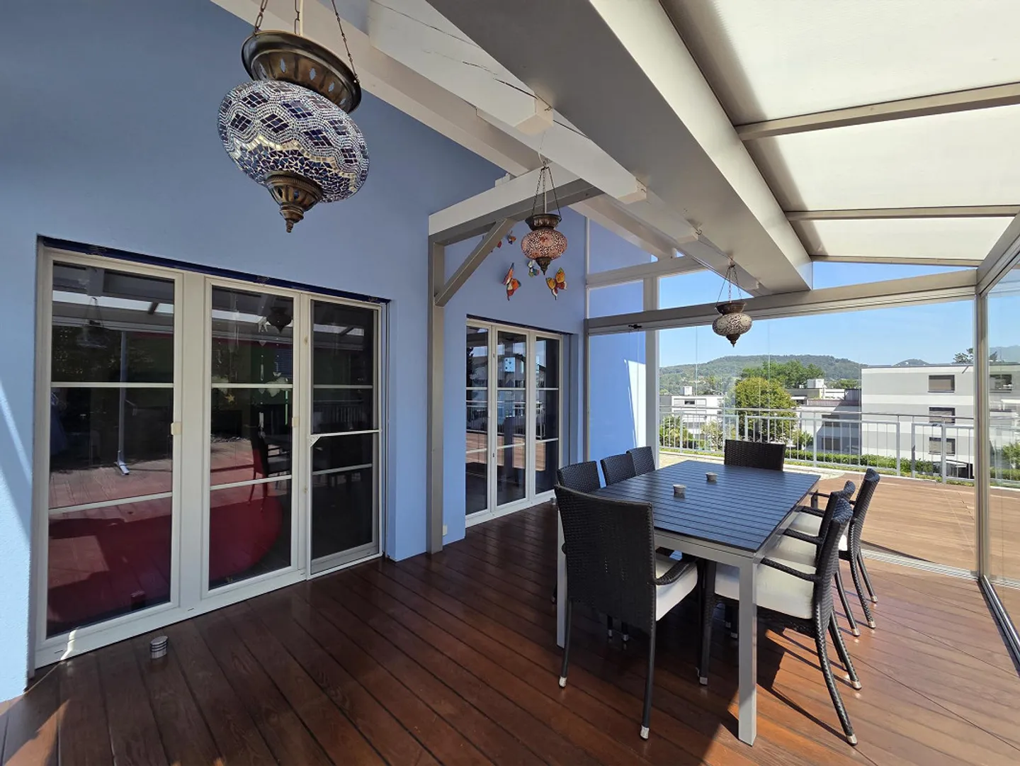 Véranda et terrasse avec beaucoup d'espace pour se détendre et profiter - Photo 4 sur 12