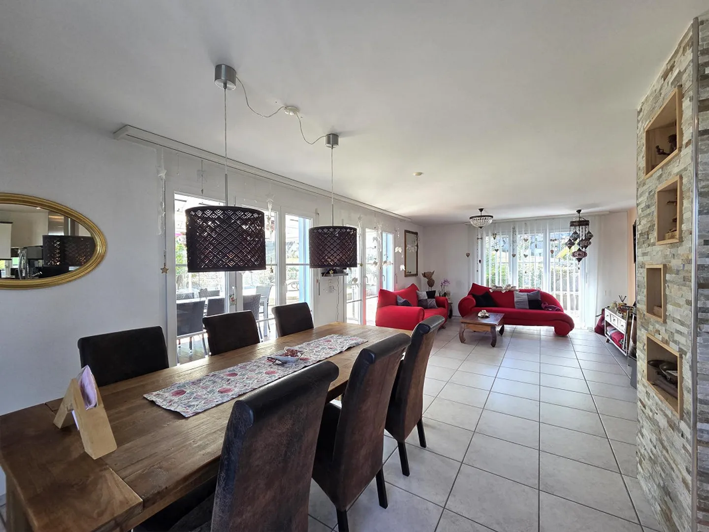 Véranda et terrasse avec beaucoup d'espace pour se détendre et profiter - Photo 5 sur 12