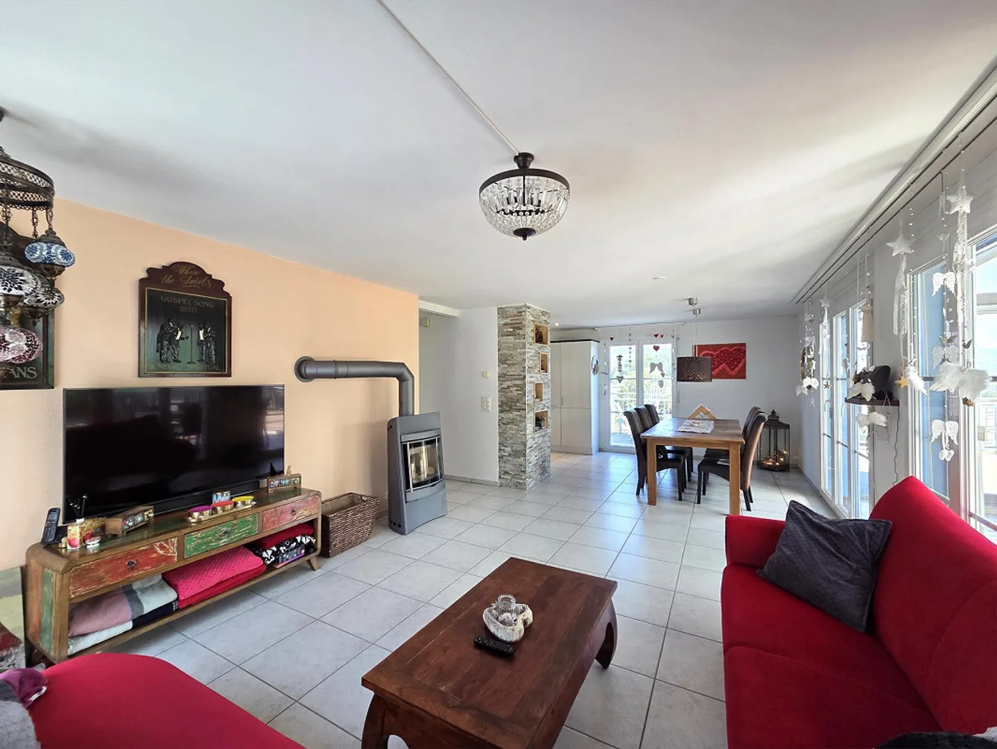 Véranda et terrasse avec beaucoup d'espace pour se détendre et profiter - Photo 6 sur 12