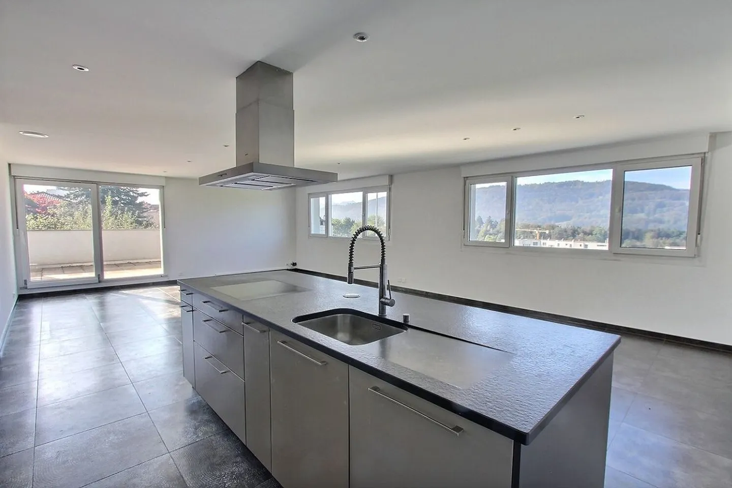 Spacieux logement, en attique, avec grande terrasse - Photo 2 sur 8