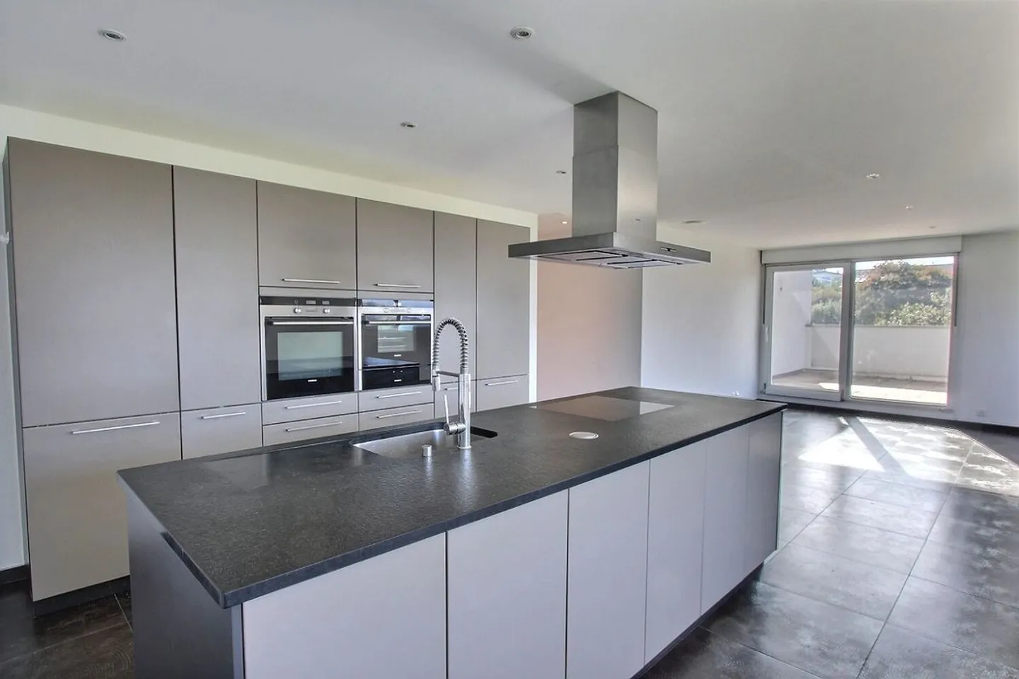 Spacieux logement, en attique, avec grande terrasse - Photo 3 sur 8