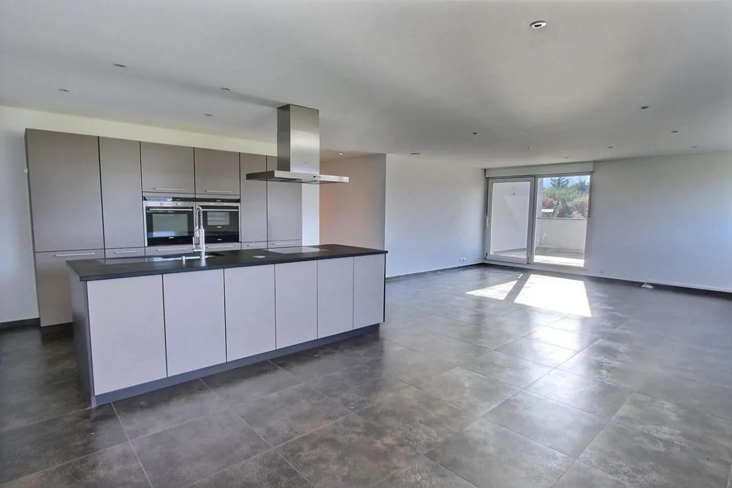 Spacieux logement, en attique, avec grande terrasse - Photo 4 sur 8