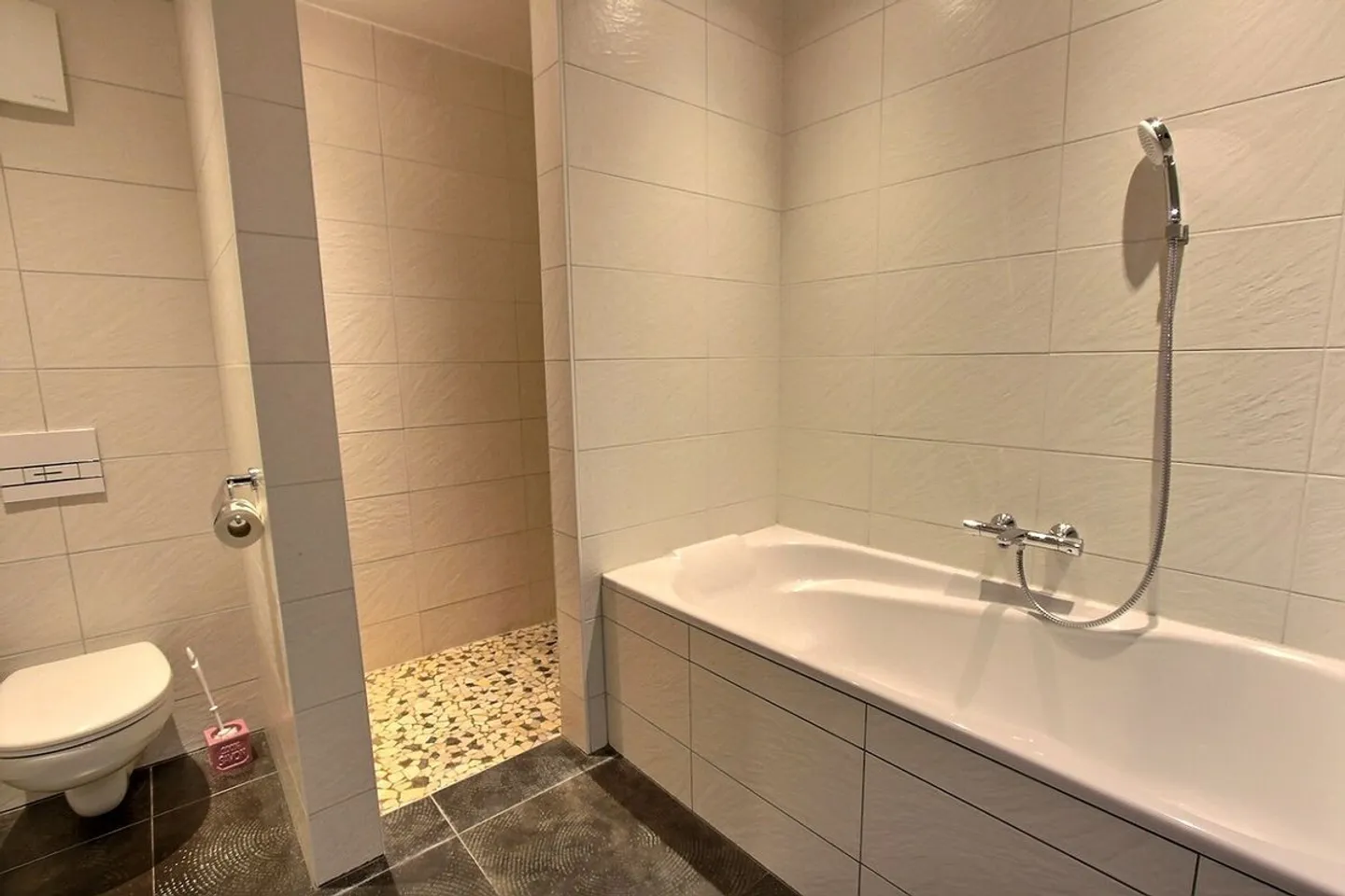 Spacieux logement, en attique, avec grande terrasse - Photo 5 sur 8