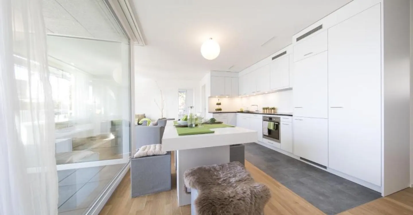 Modern Apartment Near Train Station - Photo 2 of 6