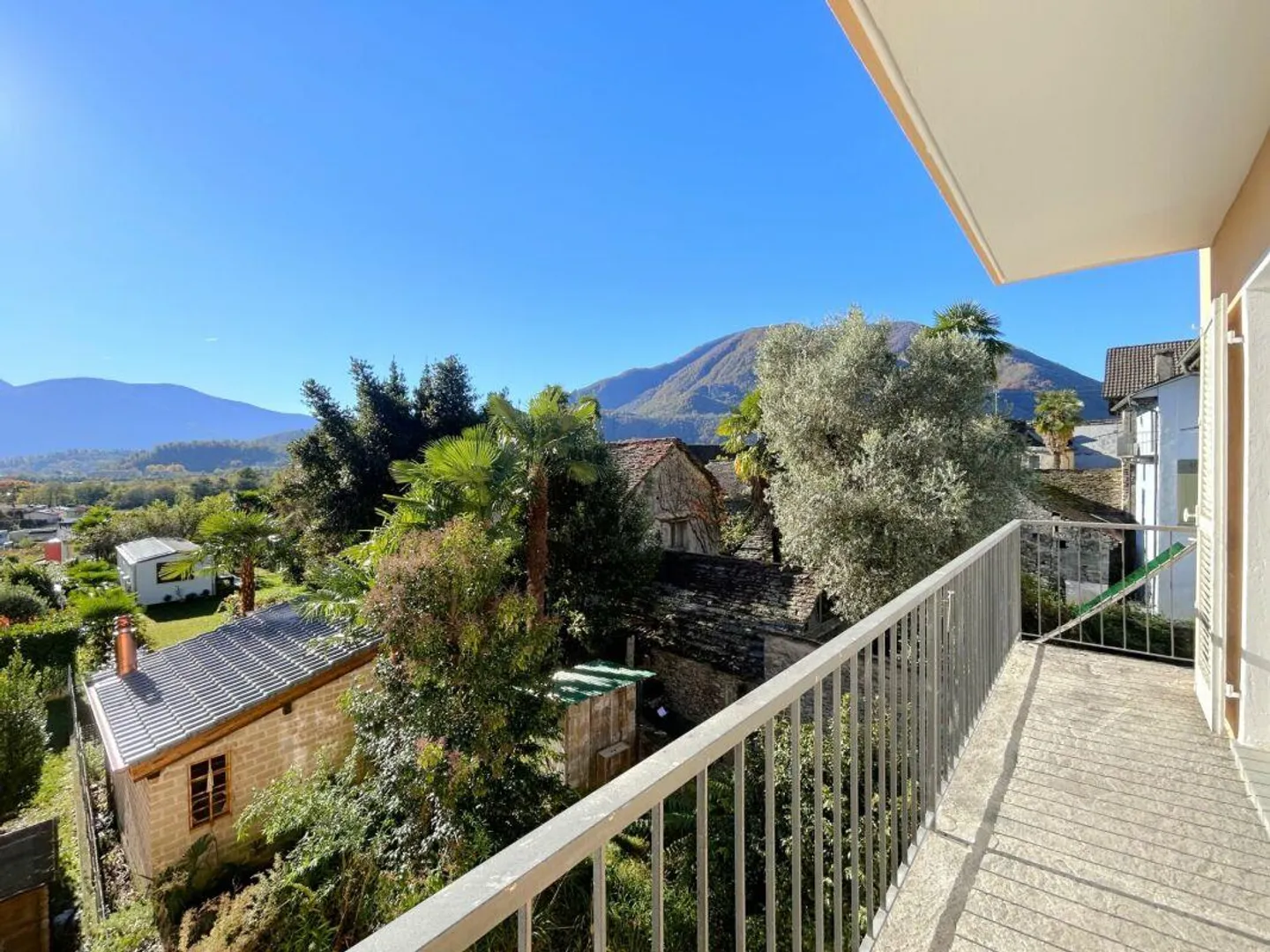 Bell'appartamento di 3,5 locali al 2° piano nel cuore di Tegna - Foto 2 di 11