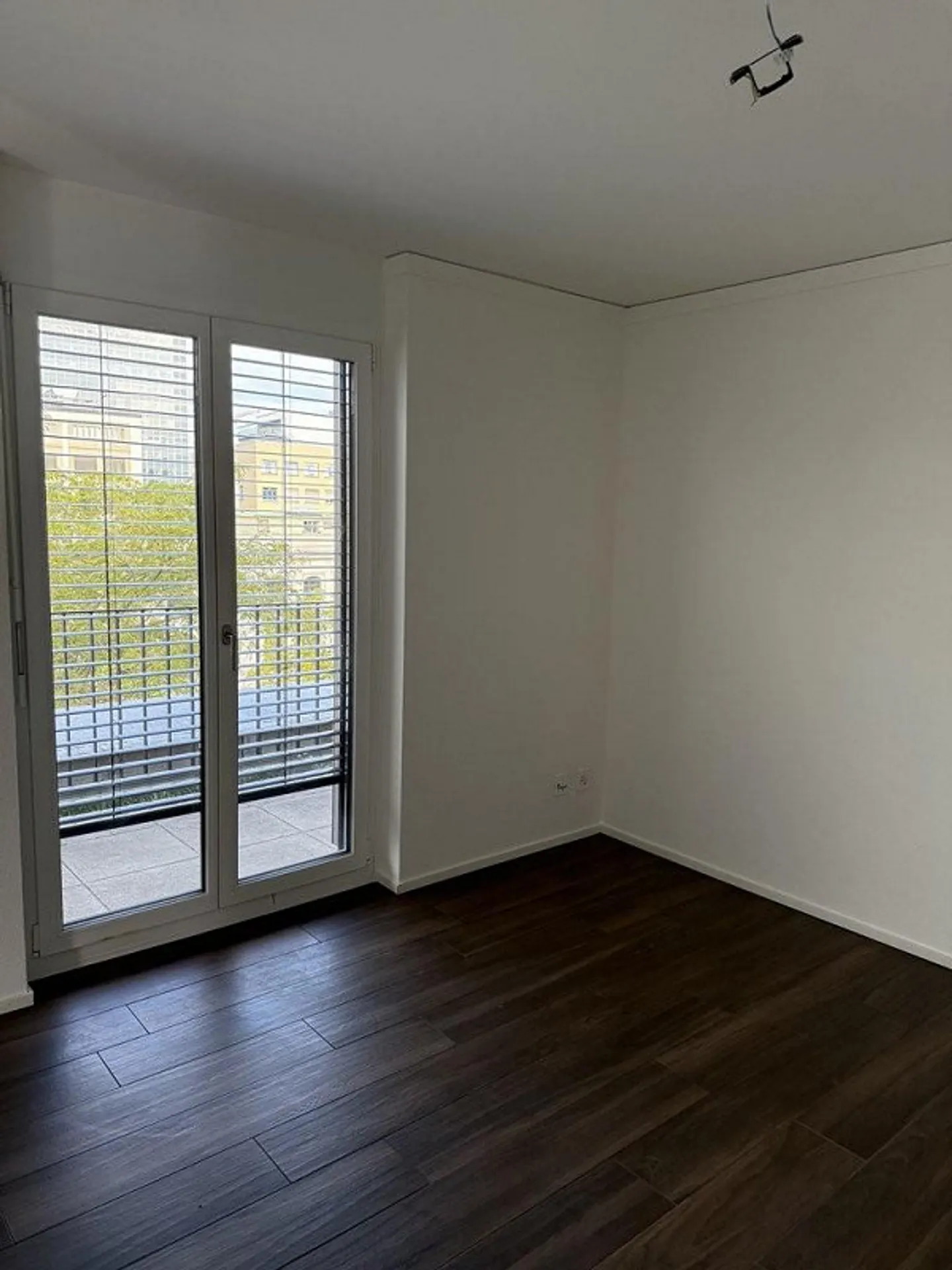 Apartment seeks singles - Photo 3 of 8