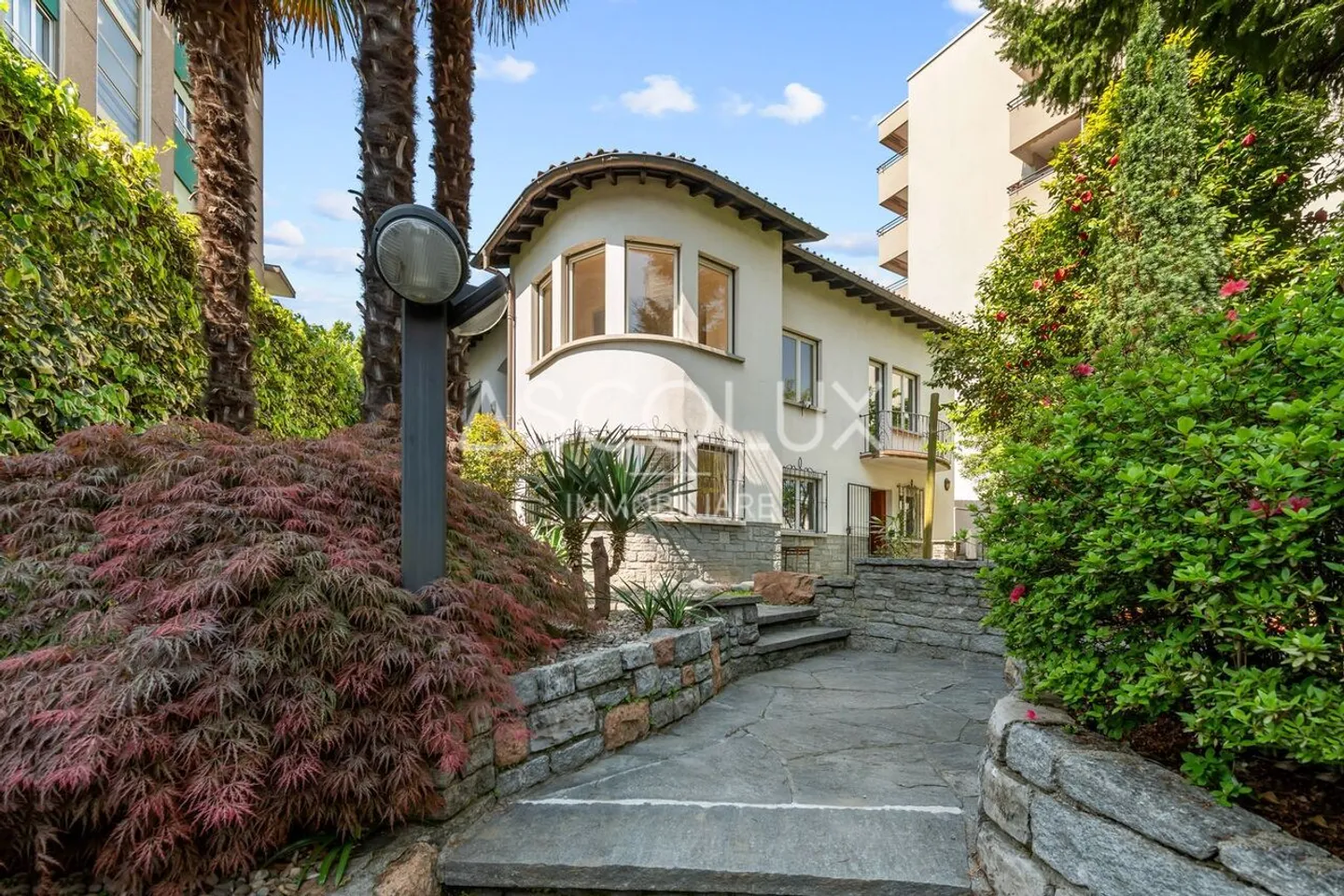 Independent villa with 6 rooms, garden and outdoor spaces - Photo 2 of 13